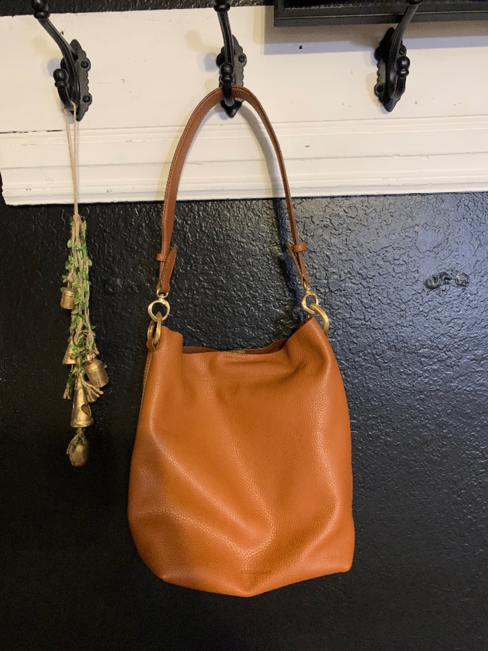 Antonio Melani tan brown pebbled leather handbag - bucket hobo soft leather NWOT